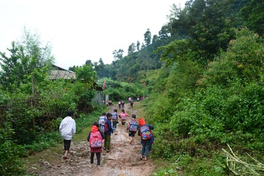 Những đứa trẻ cuốc bộ hơn 2 giờ đồng hồ đi tìm con chữ