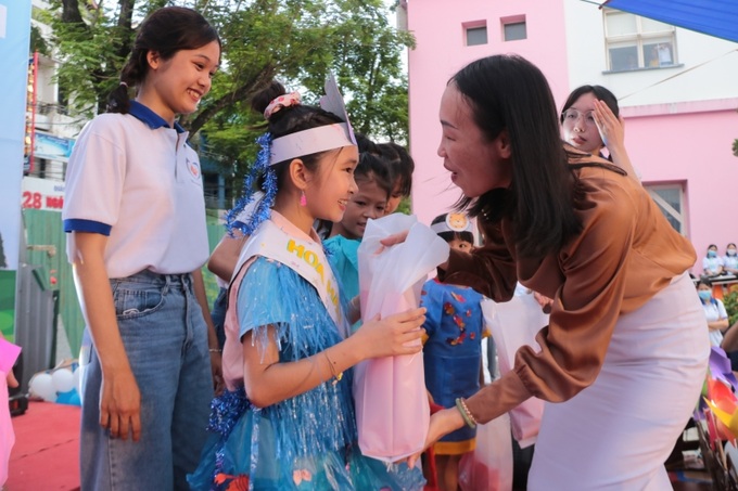 Bà Phan Minh Nguyệt - Phó Giám đốc Sở LĐ-TB&XH tỉnh Thừa Thiên Huế trao quà cho trẻ em tại chương trình