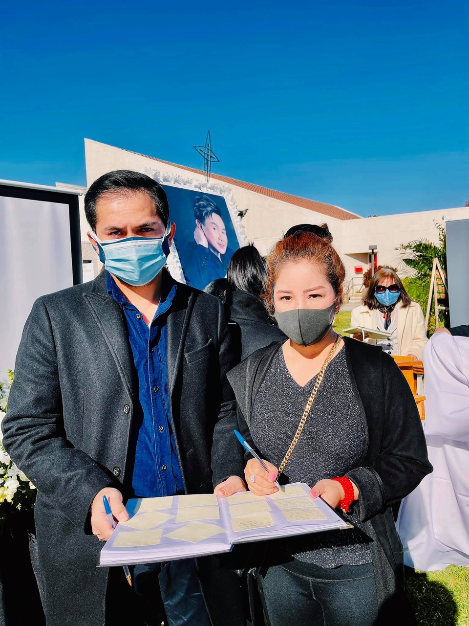 Vì sao nghệ sĩ không ôm hôn, vỗ về bà xã danh hài Chí Tài trong tang lễ? - 6 Vì sao nghệ sĩ không ôm hôn, vỗ về bà xã danh hài Chí Tài trong tang lễ? - 6