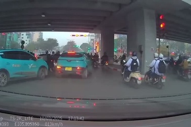 Đang đèn đỏ mà người điều khiển giao thông cho phép đi, có bị phạt không?