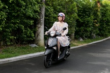 Chuẩn fan Blackpink, Á hậu Phương Nhi tậu xe tay ga màu "hắc hường"