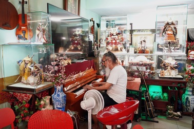 Quán chè bình dân ở khu đắt đỏ TPHCM: Chủ 70 tuổi đàn piano phục vụ khách