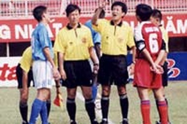 Chuyện trọng tài, chuyện lạ Việt Nam!
