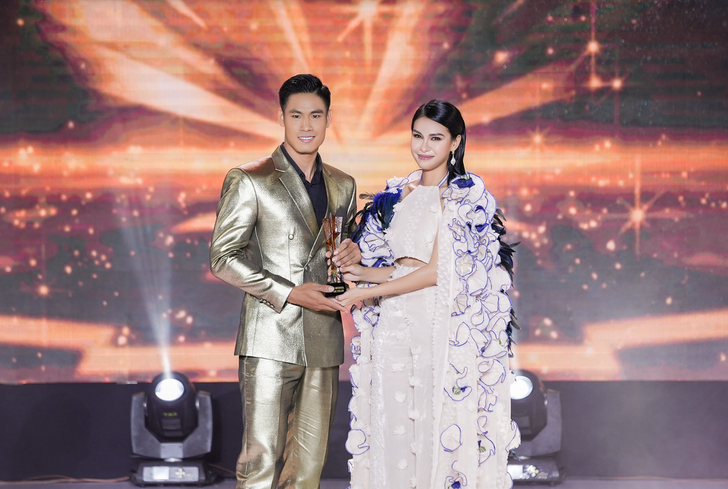 Nam vương Danh Chiếu Linh nhận giải Người mẫu nam của năm - 1 Nam vương Danh Chiếu Linh nhận giải Người mẫu nam của năm - 1