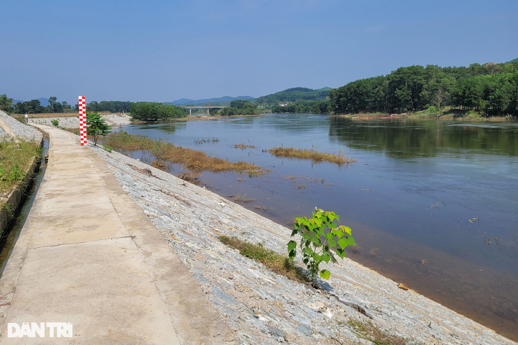 Dự án kè đầu tư 12 tỷ đồng vừa bàn giao đã hỏng - 2 Dự án kè đầu tư 12 tỷ đồng vừa bàn giao đã hỏng - 2
