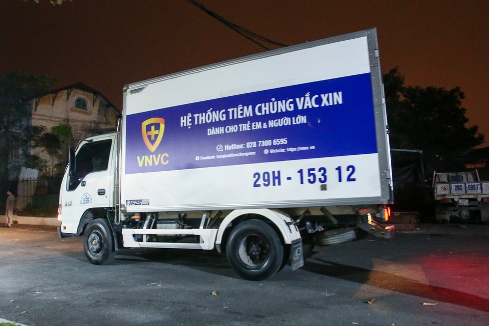 Những hình ảnh ấn tượng trong buổi tiêm chủng vắc xin Covid-19 sáng 8/3 - 1 Những hình ảnh ấn tượng trong buổi tiêm chủng vắc xin Covid-19 sáng 8/3 - 1