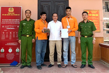 Bọc tiền 190 triệu đồng rơi từ cốp ô tô chạy trên đường