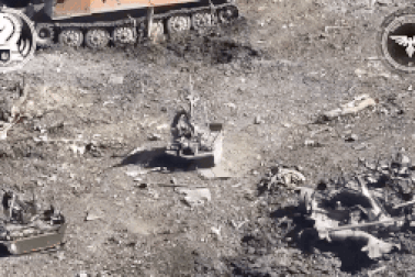 Cuộc đấu mặt đối mặt đầu tiên giữa UAV Ukraine và robot chiến đấu Nga