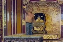 Khởi tố đối tượng leo lên ngai vàng ở điện Thái Hòa quậy phá