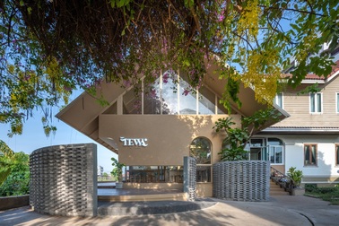 Quán cà phê "xuyên thấu", đẹp thơ mộng bên sông "hút" khách check-in