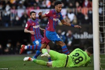 Aubameyang lập cú đúp, Barcelona thắng đậm trên sân Valencia