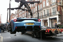 Cản trở giao thông, không có bảo hiểm, siêu xe Ferrari cũng bị cẩu