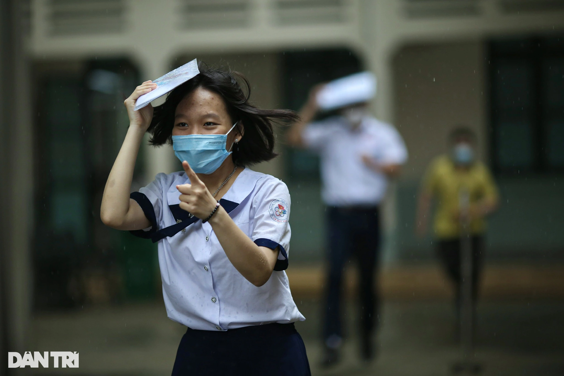 Thí sinh, phụ huynh đội mưa trong ngày làm thủ tục thi tốt nghiệp THPT 2022 - 3 Thí sinh, phụ huynh đội mưa trong ngày làm thủ tục thi tốt nghiệp THPT 2022 - 3
