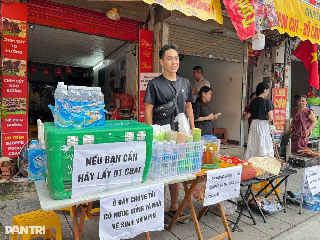 Bánh, nước miễn phí và tấm lòng người Hà Nội trong ngày sơ duyệt diễu binh - 1 Bánh, nước miễn phí và tấm lòng người Hà Nội trong ngày sơ duyệt diễu binh - 1