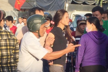 Dì tưới xăng cháu 6 tuổi để đòi nợ?