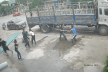 Hai nhóm người cầm hung khí hỗn chiến trên đường