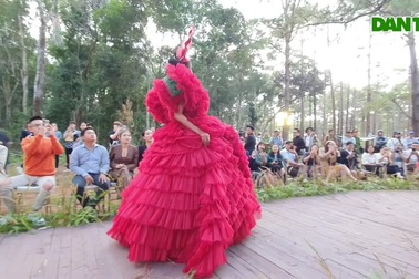 Hoàng Thùy, Thúy Ngân trình diễn thời trang… giữa rừng thông