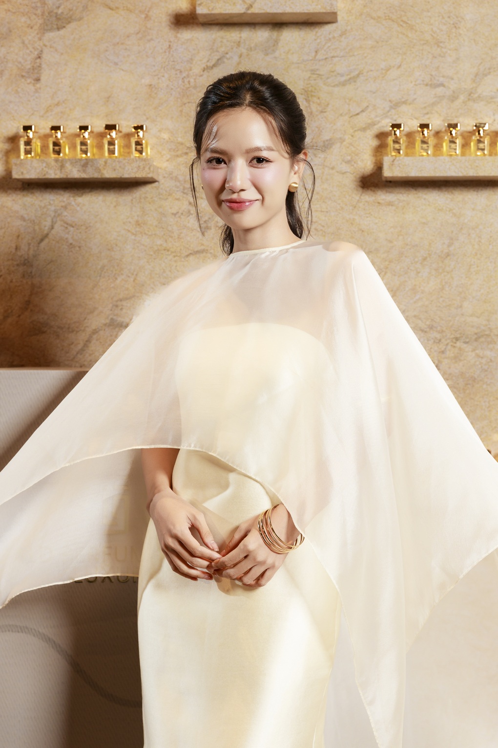 Lê Hạ Anh sau Mưa đỏ: Nhan sắc thăng hạng, hé lộ mối quan hệ với bạn diễn - 2 Lê Hạ Anh sau Mưa đỏ: Nhan sắc thăng hạng, hé lộ mối quan hệ với bạn diễn - 2