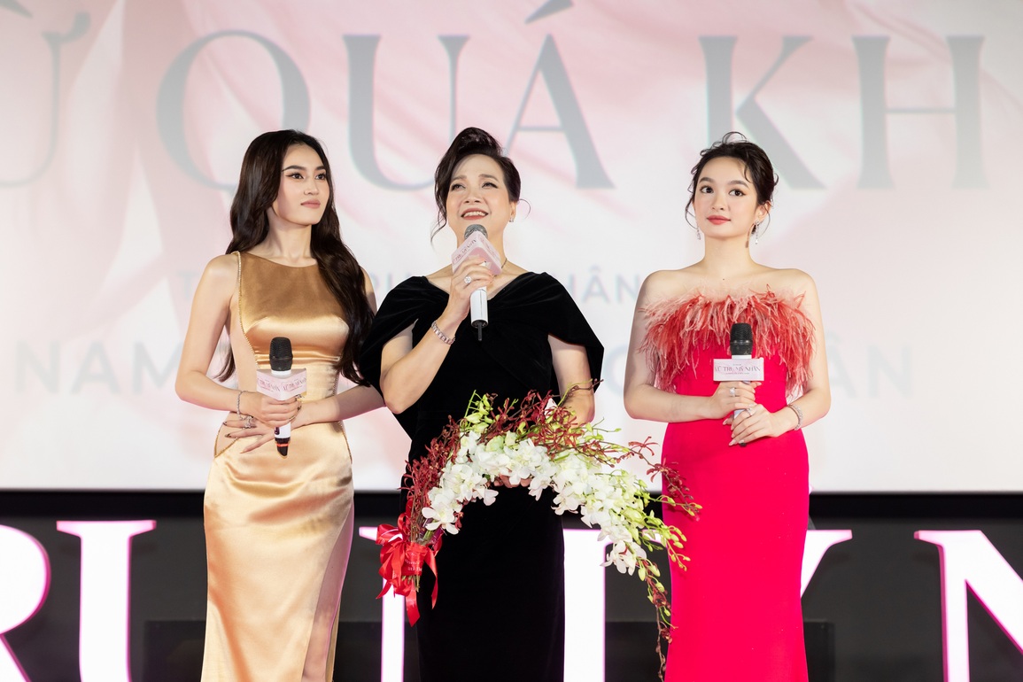 NSND Lê Khanh trao cúp Đại mỹ nhân màn ảnh Việt 2021 cho Lan Ngọc - 5 NSND Lê Khanh trao cúp Đại mỹ nhân màn ảnh Việt 2021 cho Lan Ngọc - 5