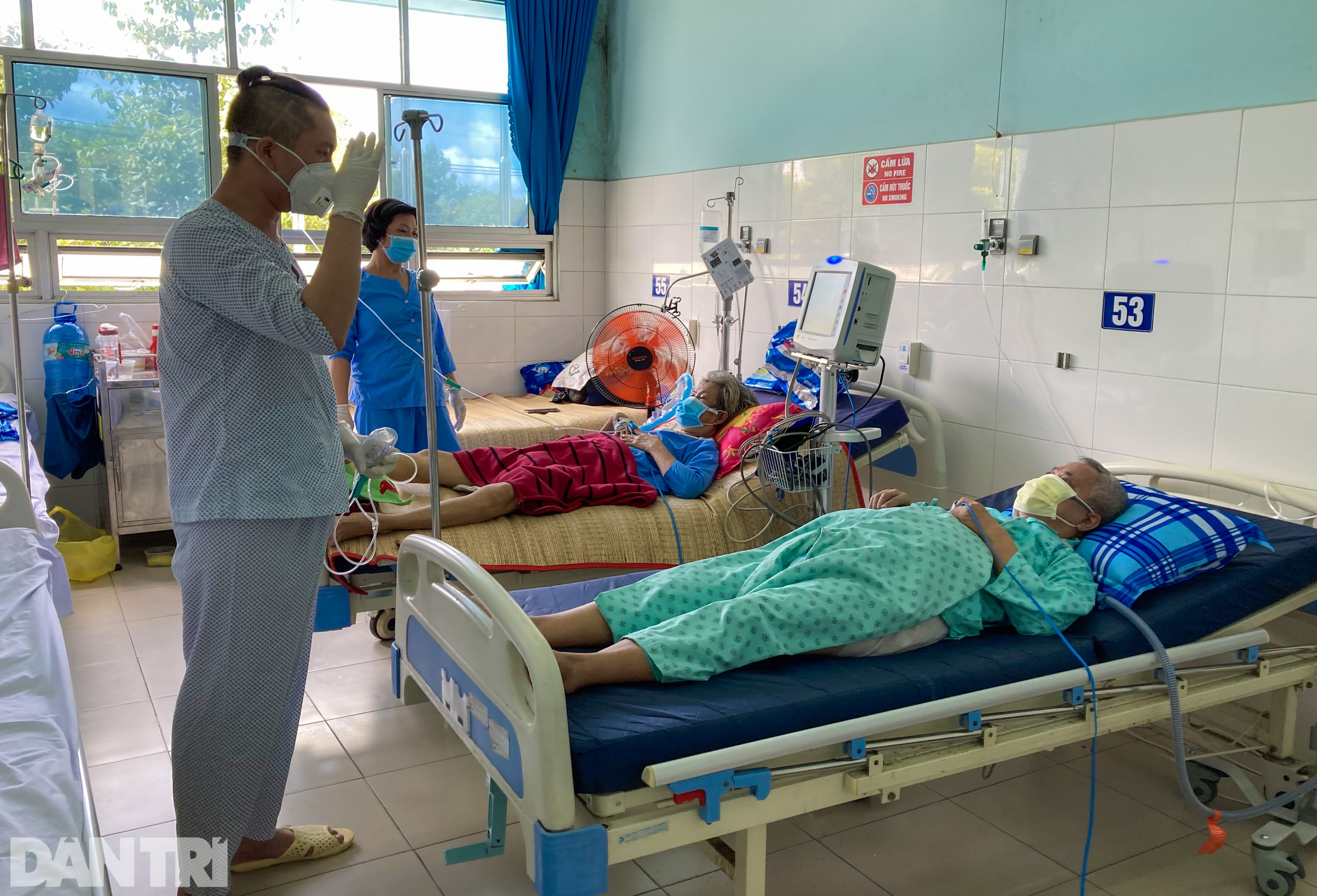 Chàng trai F0 xin làm lao công, gội đầu cho cả khoa điều trị Covid-19 - 5 Chàng trai F0 xin làm lao công, gội đầu cho cả khoa điều trị Covid-19 - 5