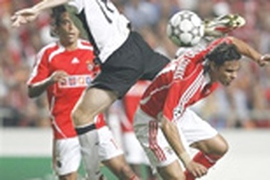 MU thắng khổ sở trên đất Bồ Đào Nha