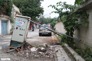 Cận cảnh hàng chục bốt điện ở Hà Nội "chống nạng" nằm chỏng chơ giữa đường