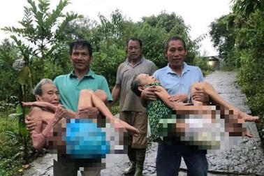 Tin đồn vỡ đập thủy điện: Bế mẹ già lên núi, chạy tìm con trai mù lòa