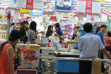 Siêu thị như ngày thường, quán nhậu vắng khách trong dịp lễ