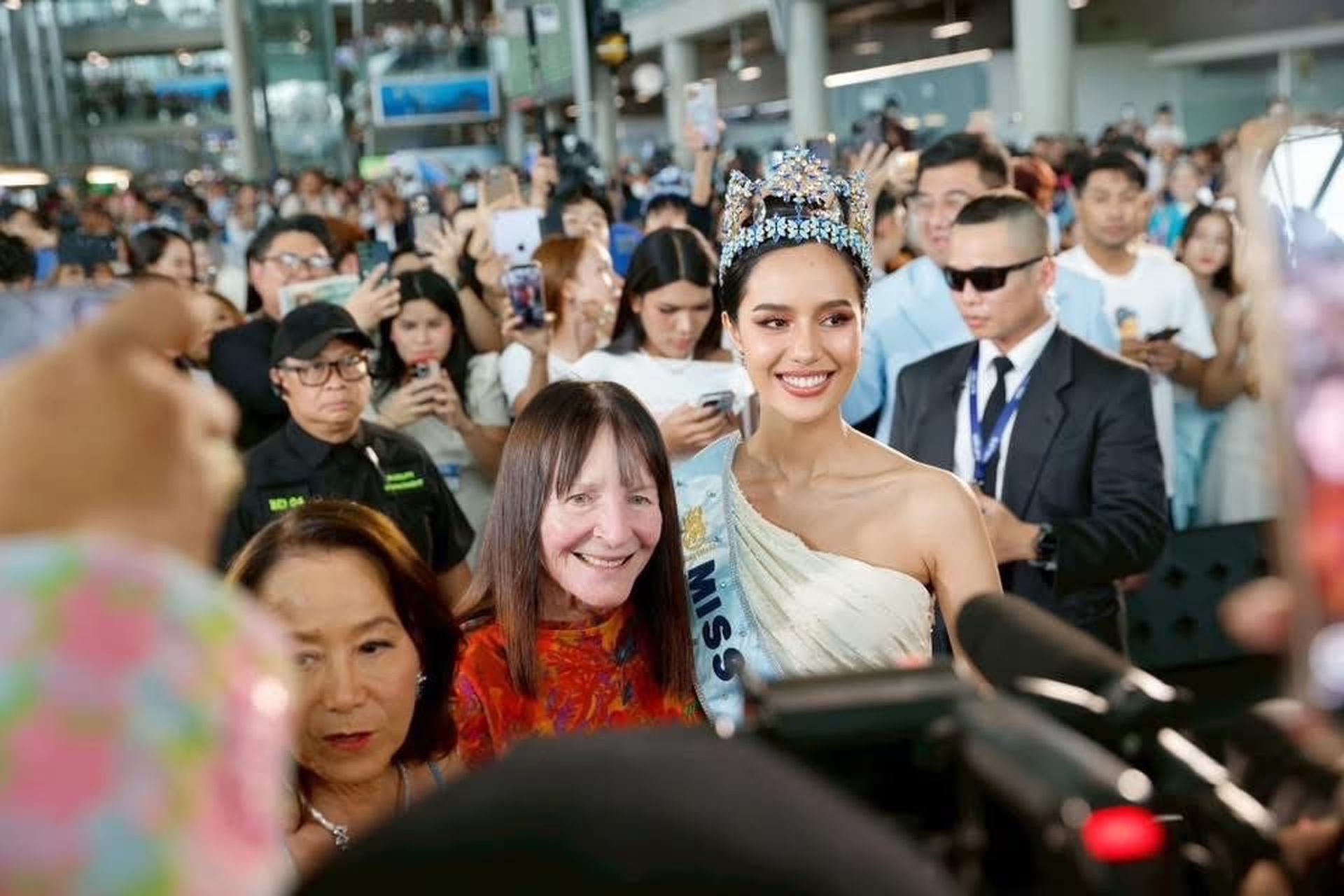 Gros plan sur l'apparence de poupée de la nouvelle Miss Monde - 3 Cận cảnh vẻ ngoài xinh như búp bê sống của tân Hoa hậu Thế giới - 3