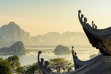 Đấu giá thiên thạch mặt trăng, đại gia xây chùa lớn nhất Việt Nam