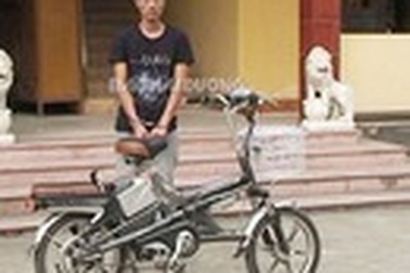 Trói học sinh vào mộ, cướp xe đạp điện 