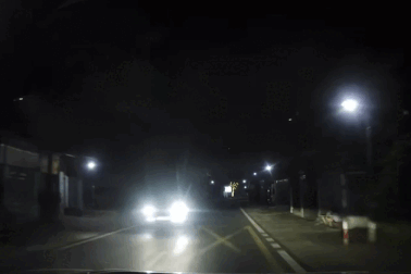 Bé gái chạy nhao sang đường giữa đêm tối, ô tô phanh dúi dụi để tránh