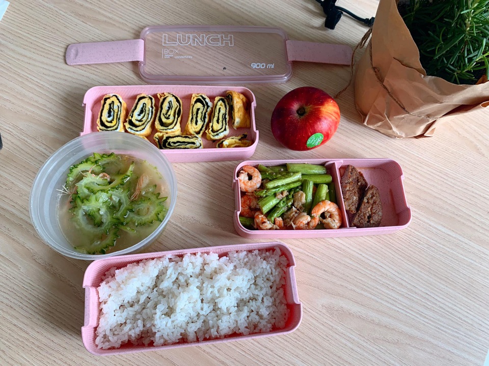 Cô nàng công sở khoe hộp cơm mang đi làm trong một tuần không trùng món - 2 Cô nàng công sở khoe hộp cơm mang đi làm trong một tuần không trùng món - 2