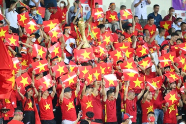 Sân Việt Trì cấm cổ động viên ném giấy cuộn, được cổ vũ bằng kèn, trống