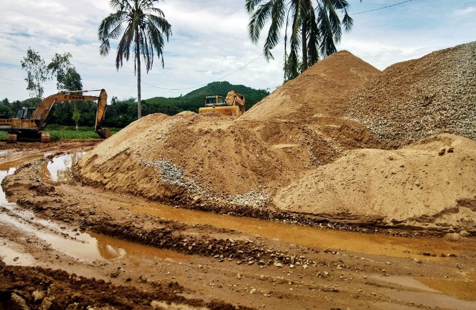 Xử lý trách nhiệm vụ xã giao trưởng thôn quản lý mỏ cát, thu phí trái phép - 1 Xử lý trách nhiệm vụ xã giao trưởng thôn quản lý mỏ cát, thu phí trái phép - 1