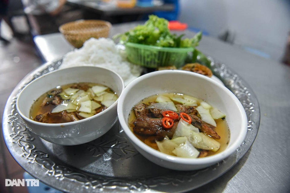 Quán bún chả núp dưới chân cầu thang khu tập thể, có ngày bán 600 suất - 9 Quán bún chả núp dưới chân cầu thang khu tập thể, có ngày bán 600 suất - 9