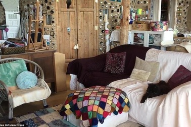 Cặp đôi 7 năm xây nhà từ lốp xe, vỏ bia, thành quả khiến ai cũng bất ngờ