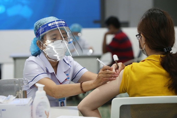Tiêm vaccine phòng Covid-19 cho công nhân tại TP.HCM. Ảnh: Hoàng Triều