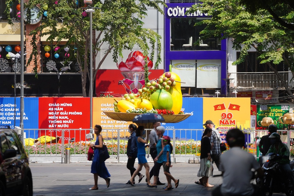 TPHCM: Chen chân chụp ảnh giữa trời nắng nóng ở đường hoa Nguyễn Huệ - 2 TPHCM: Chen chân chụp ảnh giữa trời nắng nóng ở đường hoa Nguyễn Huệ - 2