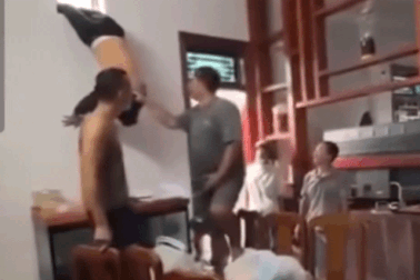 Hy hữu người đàn ông mắc kẹt, treo lơ lửng trên ô cửa thông gió