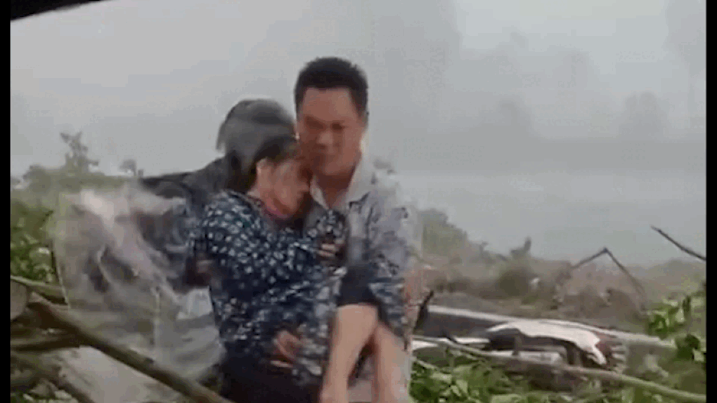 Người đàn ông lao vào cơn dông cứu một phụ nữ bị cây đè - 1 Người đàn ông lao vào cơn dông cứu một phụ nữ bị cây đè - 1