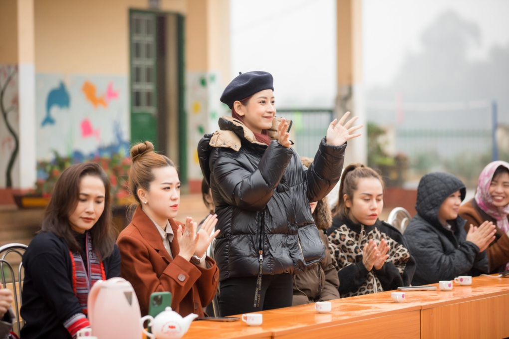 Chi Pu vượt đường xa, trao quà cho trẻ em vùng cao tại Lào Cai - 1 Chi Pu vượt đường xa, trao quà cho trẻ em vùng cao tại Lào Cai - 1