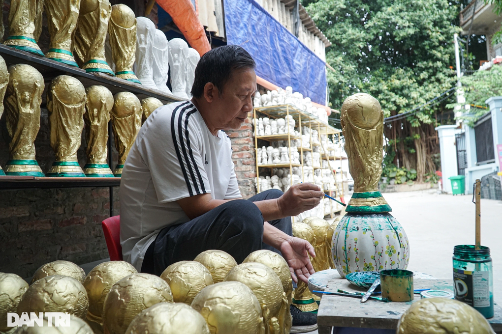 Đột nhập xưởng chế tác 5.000 cúp vàng World Cup thạch cao ở Hà Nội - 7 Đột nhập xưởng chế tác 5.000 cúp vàng World Cup thạch cao ở Hà Nội - 7