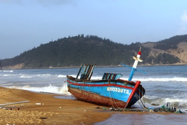 Lũ đánh vỡ toác nhiều tàu cá, ngư dân “thèm” ra khơi