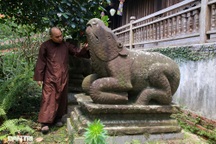 Kỳ lạ 10 linh thú đá nghìn năm tuổi canh gác chùa Phật Tích