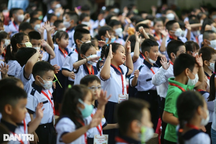 Mất "lệnh bài" sổ hộ khẩu, phụ huynh lo trái tuyến, chuyển trường