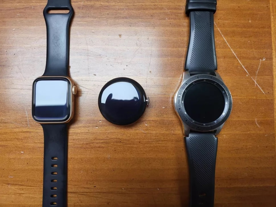 So sánh Pixel Watch (giữa) với Apple Watch (trái) và Galaxy Watch (phải). So sánh Pixel Watch (giữa) với Apple Watch (trái) và Galaxy Watch (phải).