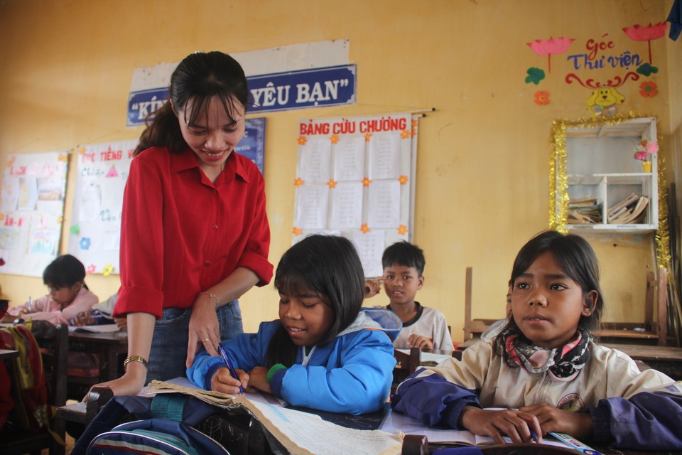 Lớp học “không quạt, không ánh sáng” trên đỉnh Lơ Pang - 5 Lớp học “không quạt, không ánh sáng” trên đỉnh Lơ Pang - 5