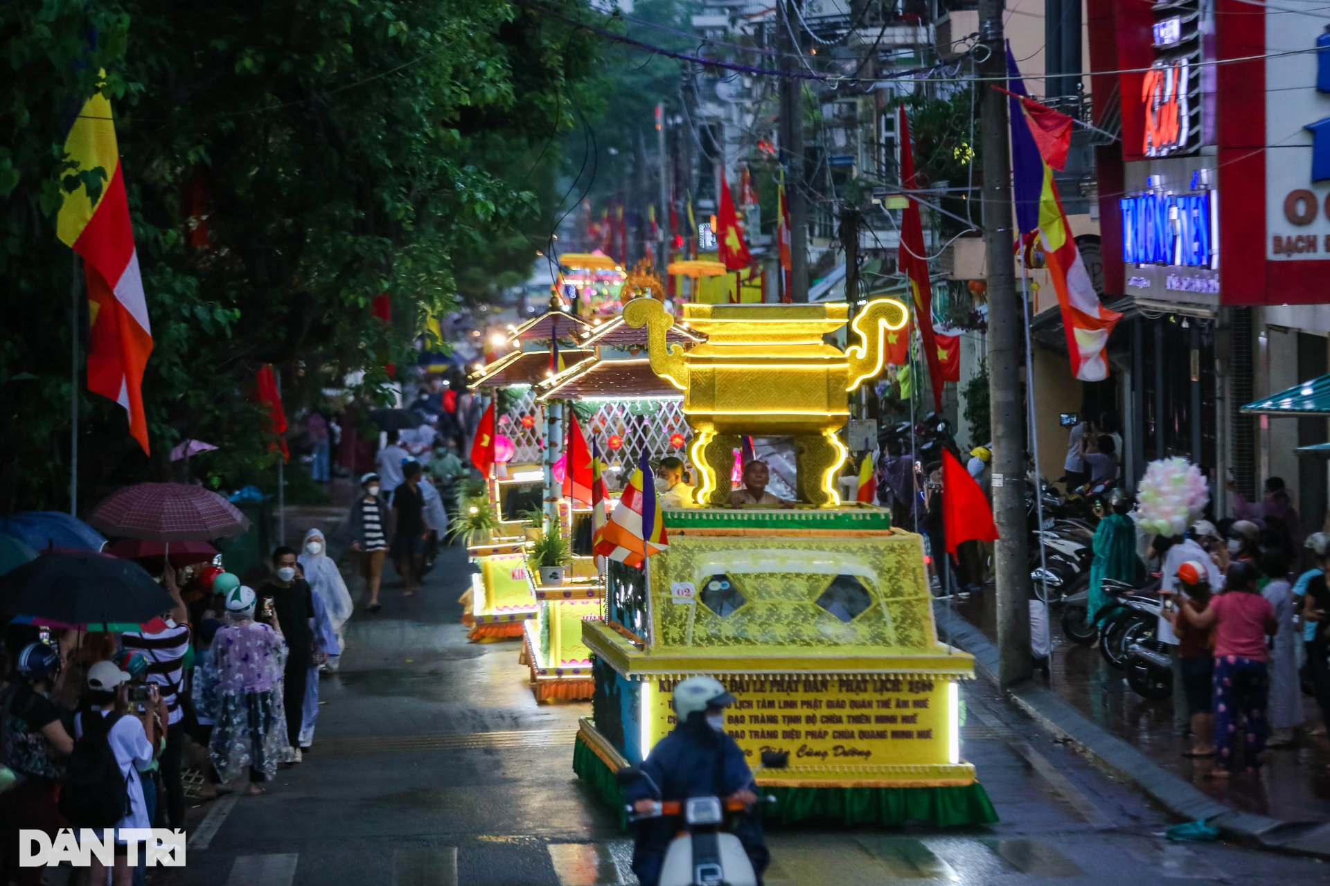 Đội mưa dự lễ rước Phật ở Cố đô Huế - 1 Đội mưa dự lễ rước Phật ở Cố đô Huế - 1