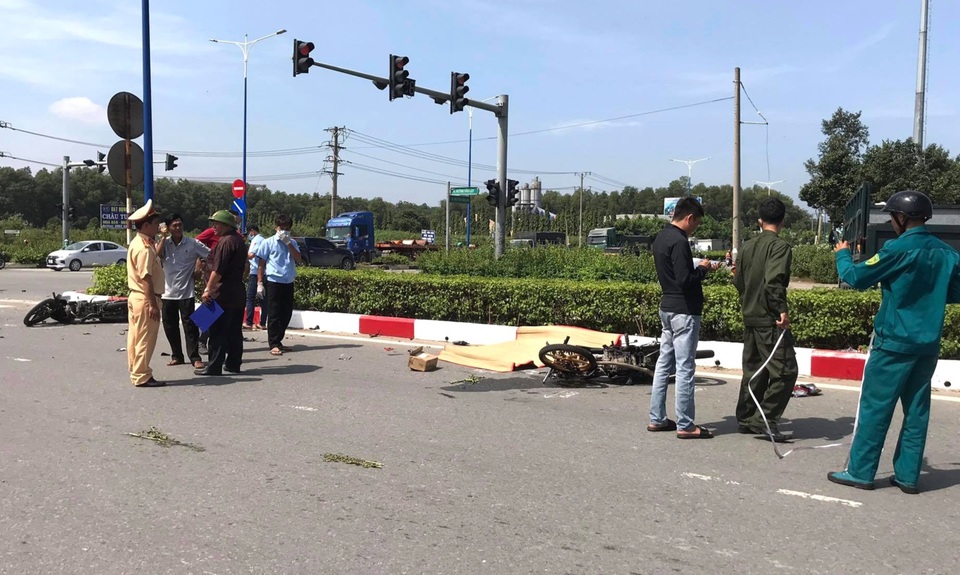Vượt đèn đỏ, thiếu niên gây tai nạn khiến 3 người tử vong - 2 Vượt đèn đỏ, thiếu niên gây tai nạn khiến 3 người tử vong - 2